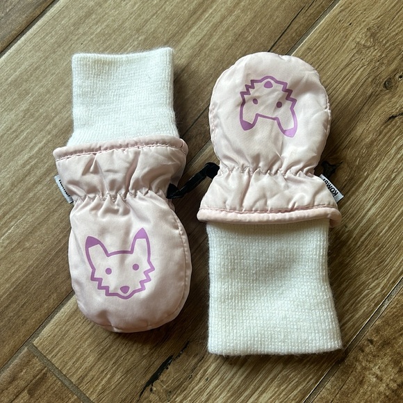 Kombi mittens 0-12 months.  Cozy and warm. - Picture 2 of 2